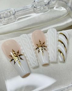 Gold Snowflake Nail Art, Gold White Christmas Nails, Christmas Nails Acrylic Gold, White And Gold Christmas Nails Acrylic, White Christmas Nails Stiletto, White Gold Nails Christmas, Winter Nails Gold And White, White Gold Holiday Nails, Winter Nails White And Gold