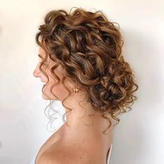 Naturally Curly Messy Bun wedding hairstyle Naturally Curly Updo, Curly Hair Up, Wedding Hairstyle Ideas, Curly Bun Hairstyles, Wedding Bun Hairstyles