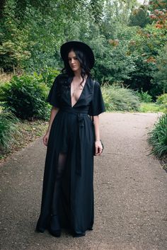 Goth Winery Outfit, Witchy Black Dress, Witchy Kimono, Goth Boho Outfits, Witch Style Outfits, Hat And Dress Outfit, Gothic Kimono, Summer Witch Outfits, Witch Outfit Modern