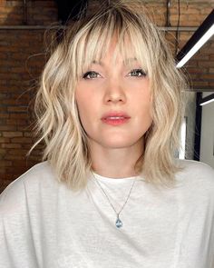 22 Trendy Choppy Bob with Bangs for a Modern Beachy Style Mid Length Hairstyles For Fine Hair With Bangs, Boho French Style Outfit, Light Brown Bob With Bangs, Hair Cuts Short With Bangs, Chin Length Bob With Side Swept Bangs, Bangs With Bob Haircut, Messy Bob With Fringe, Bangs With A Bob, Messy Bob With Bangs