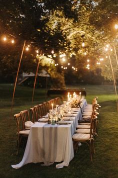 cozy dinner table outside Intimate Wedding Dinner, Backyard Wedding Food, Dinner Tablescape, Long Table Wedding, Small Backyard Wedding, Engagement Dinner, Wedding Backyard Reception, Backyard Birthday