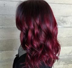 Apprêtez-vous à être flamboyante grâce à votre nouvelle coloration de cheveux rouge ! Choisir, colorer, entretenir sa couleur rouge, on vous dit tout par ici Burgundy Balayage, Auburn Balayage, Maroon Hair, Scene Girl, Dark Red Hair