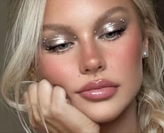 Pearl Eye Makeup Aesthetic, Halloween Makeup Princess, Pearl Girl Aesthetic, Pearly Makeup Look, Pearl Makeup Look, Bead Makeup, Pearl Makeup Looks, Pearl Eye Makeup, Mermaidcore Aesthetic