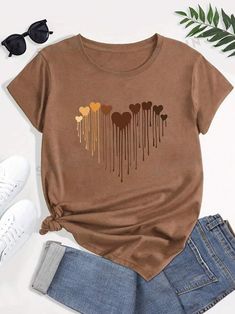 Free Returns ✓ Free Shipping✓. SHEIN Essnce Plus Size Women's Valentine's Day Heart Print Round Neck Short Sleeve T-Shirt- Plus Size T-shirts at SHEIN. Brown Tshirt, Casual T Shirt, Kids Beachwear, Graphic Tees Women, Plus Size Casual, Plus Size T Shirts, Heart Print, San Valentino, Plus Size Tops