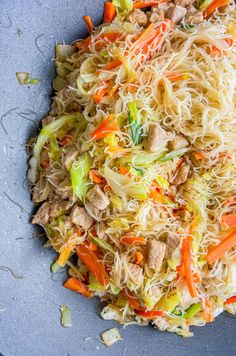 Udon noodles with pork, carrots, cabbage, bean sprouts, green onions and eggs. Phillipino Food, Filipino Pancit, Pancit Recipe, Easy Filipino Recipes, Philippines Recipes, Philippines Food, Asiago, Noodle Dishes, Filipino Recipes