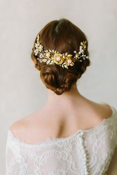 Vintage Bridal Hair, Bridal Floral Headpiece, Bridal Hair Veil, Wedding Comb, Braided Updo Wedding, Crystal Hair Vine, Bridal Hair Inspiration, Gold Hair Accessories, Wedding Makeup Looks