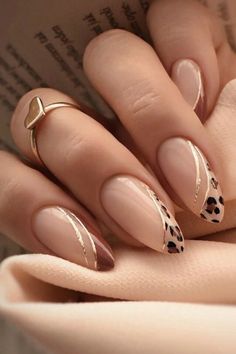 Autumn Nails to Try This Season, classy fall nails, autumn nail ideas, brown nails, espresso nails, autumn french tip nails, tortoise shell nails, animal print nails Leopard Nail Designs, Cheetah Nail Designs, Leopard Print Nails, Gold Nail, Leopard Nails, Animal Print Nails, Fall Nail Art, Autumn Nails