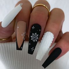 24pcs Long Coffin Press On Nails Matte Black White French Style Stereo Chain Snowflake Designs Winter Nails Acrylic, Cute Christmas Nails, Sweater Nails, Christmas Gel Nails, Winter Nail Designs, Festival Nails, New Year's Nails, Xmas Nails, Christmas Nail Designs