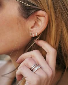 Pinterest: Camila Tavonatti Ear Peircings, Double Piercing, Septum Piercings, Cute Ear Piercings, Piercing Inspo, Piercing Ideas, Eternity Ring Diamond, Ear Piercing, One Ring