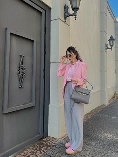 Rosa Blazer Outfit, Outfit Saco Rosa, Buisness Casual Women, Working Girl Outfits, Corduroy Pants Outfit, Blazer Rosa, Baby Pink Top, Pink Obsession, Buisness Casual