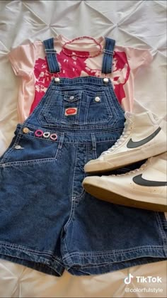 Cute Outfits With Overalls Shorts, Outfit Ideas Overalls Shorts, Cute Overalls Shorts, How To Style Overall Shorts Summer Outfits, Outfits With Overalls Shorts, Aesthetic Overalls Outfit Short, Overall Shorts Outfit Grunge, Overalls Shorts Outfit, Overalls Outfit Short