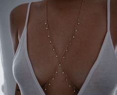 Jóias Body Chains, Jewelry Closet, Necklaces And Rings, Clothing Store Interior, Fashion Feminine, Chain Bra, Boho Crystal, Body Chains