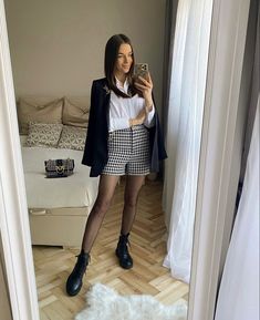 Fall Girl, Formal Shorts, Shorts Outfit, Zara Shirt, Classy Casual Outfits, Classy Casual, Girl Falling, Preppy Outfits, School Outfit