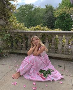 Holding Flowers Pose, 17. Geburtstag, Summer Board, Prom Poses, Twisted Series, Prom Photos, Dress Aesthetic