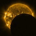 the sun is seen in front of an eclipse