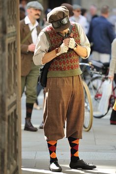 London Tweed Run. Ewan McGregor Fantasy Pose, Tweed Ride, Tweed Run, Stylish Socks, Ewan Mcgregor, Pose Reference Photo, Mode Vintage, Character Outfits, Mode Inspiration