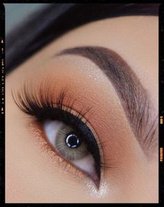 Light Peach Makeup, Peach Dress Eye Makeup, Soft Peach Eye Makeup, Makeup Looks For Peach Dress, Natural Peachy Makeup, Vestidos Color Melon, Peach Makeup Look, Sparkly Eye Makeup, Peach Eye Makeup