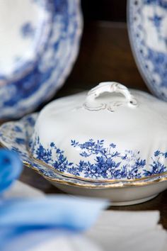 blue and white dishes are stacked on top of each other