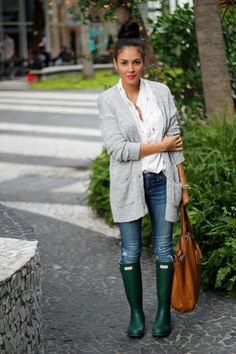 Autumn look with cardigan sweater and Hunter boots Green Hunter Boots, Rain Boot Outfit, Hunter Boots Outfit, Hunter Boot, Green Boots, Boating Outfit, Hunter Rain Boots, Cooler Look, Looks Street Style