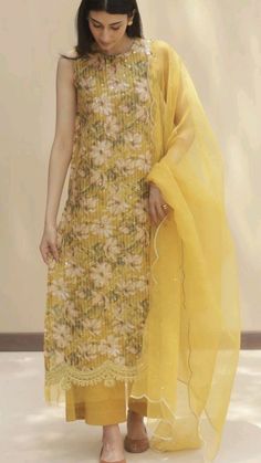 💛💛 Stylish Kurtis Design, Trendy Outfits Indian, Simple Kurta Designs, Simple Kurti Designs, Casual Indian Fashion, Desi Fashion Casual, Outfit For Women, Chique Outfits, Salwar Kamiz