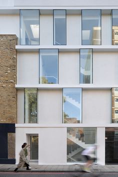 PAINTWORKS公寓，伦敦 / DROO - 谷德设计网 Modern Townhouse Facade, Apartments Exterior, London Buildings, Basement Floor Plans, Mix Use Building, Crumpled Paper, Hotel Office, White Building