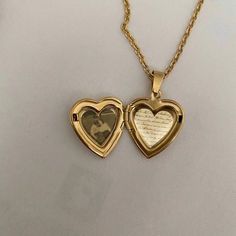 Jewlerie Aesthetic Gold, Bijoux Aesthetic, Jewellery For Wedding, Simple Family Meals, Heart Jewellery, Necklace Locket, Picture Necklace, Gift Ideas For Her