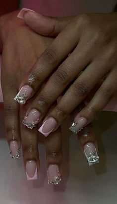 The latest nail style trend to hit Instagram is a creative way to celebrate the season. Users are uploading images of nails painted to look like the knit sweaters that are perfect for this time of the year.  .. Short Nails Nail Art, Creative Nail Ideas, Quartz Nails, Nails Painted, Nail Art For Short Nails, Art For Short Nails, Nail Art Easy