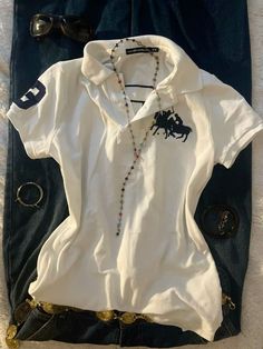 Grunge Polo Shirt Outfit, Preppy Button Down Shirt Outfit, Y2k Polo Outfits, Polo Fits Women, How To Style Polo Shirt, Polo Girl Outfits, Polo Tee Outfit Woman, Outfits With Polo Shirts, Ralph Lauren Polo Outfits