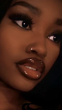 Nose Piercing On Dark Skin, Makeup Ideas Y2k Black, Unapproachable Makeup Look, Piercings Black Women, Two Nose Piercings, 90’s Makeup, Black Lip Liner, Nose Hoop Piercing, Different Piercings