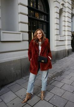 Casual Chique Stijl, Fur Outfit, Fur Coat Outfit, Print Boots, Red Fur, Fashion Vibes, Pastel Outfit, Winter Fit, Coat Outfit