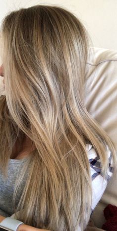 DE GROOTSTE HAARTRENDS VAN HERFST 2022 BRENGEN HET DRAMANa een hete en zweterige zomer kunnen we naar de herfst kijken als een kans om weer meer experimenteel met ons haar te worden zonder bang te... Dirty Blonde With Balayage, Balayage Hair Blonde Natural, Balayage Natural Blonde, Balayage On Blonde Hair Natural, Natural Blonde Dye, Natural Blond Balayage, Highlighted Dirty Blonde Hair, Blonde Balayage On Blonde Hair Natural, Highlight On Dirty Blonde Hair