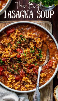 Bowl of Lasagna Soup on Cutting Board with Spoon in Bowl and Bread Off to the Side. Food Ideas For Dinner, Best Food Ideas, Ideas For Dinner, Crockpot Lasagna, Chowder Soup, I Am Baker, Croutons Homemade, Lasagna Soup, Cozy Meals