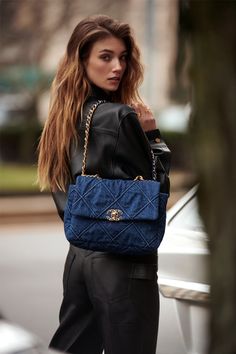 New Year Look, Lorena Rae, Shopping Tote Bags, Street Style Bags, Mode Chanel, Chanel 19, Denim Handbags