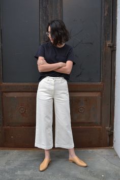 Everlane | The Wide Leg Crop Pant in Bone $68 Wide Leg Pants Outfit, Leg Pants Outfit, Trendy Summer Outfits, Wide Leg Cropped Pants, Pantalon Large, Wide Pants, Fall Fashion Outfits, White Pants