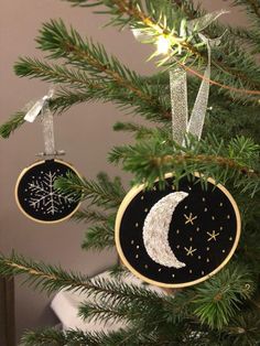 Moon Ornament Diy, Stars Christmas Tree, Embroidered Moon, The Moon And The Stars, Stars Necklace, Ideas Navidad, Christmas Tree Lights, Silver Christmas Tree, Ribbon Christmas