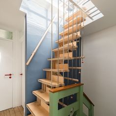 52 Space Saving Staircase Ideas For Small Spaces Wooden Staircase Design, Space Saving Staircase, Easy Patio, Victorian Townhouse, Open Staircase, Floating Staircase, Narrow House, Wooden Staircases, Wooden Stairs