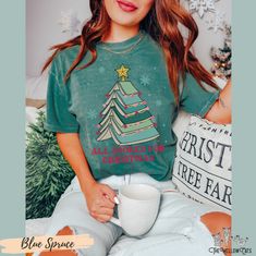 Bookish Christmas Librarian Comfort Colors® Tee Merry Bookmas - Etsy Bulgaria Cute Christmas Shirts, Christmas Favorites, Christmas Inspo, Comfort Colors Tee, Blue Christmas, Christmas Tees, Let It Snow, Look Plus, Christmas Shirt