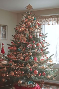 Fun Family Christmas Tree, Vintage Traditional Christmas Tree, Vintage Boho Christmas Tree, Modern Nostalgia Christmas, Vintage Christmas Tree Aesthetic, Christmas Decor Ideas Old Fashion, Vintage Christmas Ornament Ideas, Vintage Classic Christmas Decor, Retro Christmas Tree Ideas