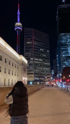 toronto CN TOWER AT NIGHT AESTHETIC Cn Tower Outfit, Toronto Pics Ideas, Canada Lifestyle Aesthetic, Cn Tower Photo Ideas, Toronto Photo Ideas, Toronto Girl Aesthetic, Cn Tower Aesthetic, Toronto Night Aesthetic, Toronto Canada Aesthetic