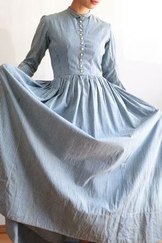 Antique dress from the 1890s. Soft and firm cotton fabric. Indigo blue and white striped pattern. It's not a thick fabric, but the color doesn't make it see-through. The skirt drapes beautifully with a generous amount of fabric, and the curved sleeve pattern is unique to this era. Beautiful thick shell buttons line the small collar. Classic atmosphere and appearance. When wearing it, you feel like the air of the time is slowly flowing. Three snaps are attached halfway through the skirt opening, Vintage Blue Victorian Daywear Dress, Blue Vintage Victorian Dress For Daywear, Southern Dresses, Calico Dress, Skirt Draping, Antique Dress, Travel Dress, Sleeve Pattern, Victorian Christmas