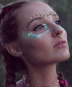 Iridescent glitter and gold bindis Coachella Make-up, Glitter Carnaval, Glitter Wallpaper Iphone, Glow In The Dark Glitter, Festival Face Paint, Fantasy Make-up, Coachella Makeup, Glitter Backdrop, Festival Makeup Glitter