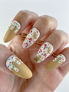 "These gingerbread press on nails are perfect to complete your look for this Christmas! All my press on nail sets are made to order and custom tailored specifically to your size and liking. They are handmade and carefully crafted to make you a unique, personalized product. Made with high quality nail tips molded with soft gel and hand painted with salon quality products to make the nails sturdy and reusable. My press on nails last up to 4 weeks or more of continuous wear with correct nail prep and can be reused and reapplied 4-5 times more. 💅What's included in your order * Each nail set is delivered in a box perfect for storage or gifting * Your 10 nail set order custom made for you * Buffer * File * Alcohol pad * Cuticle orange wood stick * Nail glue * Application/ removal/ care instruct Thanksgiving Holiday Nails, Simple Nail Designs Christmas Short, Gingerbread Gel Nails, Cookie Nails Design, Smores Nails, Christmas Pudding Nails, Sugar Cookie Nails, Candy Christmas Nails, Ginger Bread Nail Designs