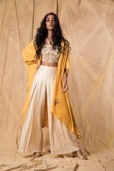 Haldi Outfit For Bride, Haldi Ceremony Outfit, Mehendi Outfit, Haldi Outfits, Sangeet Outfit, Mehendi Outfits, Muslim Wedding Dresses