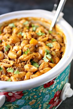 Taco pasta in a slow cooker with a serving spoon resting inside of it. Crockpot Recipes Taco, Spam Pasta, Slow Cooker Taco Pasta, Pasta Slow Cooker, Crock Pot Pasta, Lasagna Ravioli, Crockpot Chicken Noodle Soup, Cheesy Taco Pasta, Cheesy Dinner