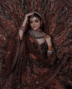 शादी की तस्वीरें, Aesthetic Bride, Royal Family Fashion, Indian Wedding Poses, Bride Photos Poses, Wedding Portrait Poses, Indian Wedding Couple Photography