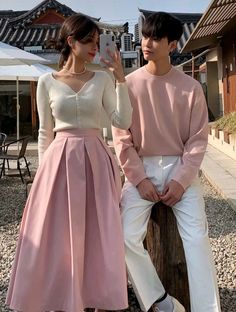 Couple Dress Korean Style, Elegant Couple Outfits, Couple Outfit Ideas Matching, Cute Matching Couple Outfits, Couples Coordinating Outfits, Couple Matching Outfits Aesthetic, Matching Outfit Couple, Korean Couple Fashion, Matching Outfits Couples