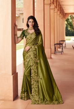 Olive Green Blouse, Latest Indian Saree, Designer Silk Sarees, Indian Silk Sarees, Simple Sarees, Fancy Wedding, Designer Sarees Online, Green Saree, Embroidery Saree