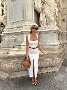 Paris Outfits Spring Parisian Style, Fashion Inspo Outfits 2024 Spring, Rome Summer Outfit, Old Money Dress Outfit, White Denim Skirt Outfit, Denim Skirt Outfit Ideas, Party Outfit Summer, Skirt Outfit Inspiration, Stylish Denim Skirt