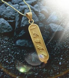 Double Sided Gold Cartouche Necklace, Your Name in Heiroglaphic & English, Personalised Cartouche Pendant, Customized Cartouche Jewelry.This Personalized Double side Gold Cartouche Pendant will carry your name in English on one side and Converted into the Ancient Egyptian Hieroglyphic language on the other side up to 12 characters on Each Side.The Cartouche has a modern ageless look eye-catcher. A perfect gift fit everyone and any occasion.• Material: Our Cartouche necklace is handcrafted us Modern Egyptian Fashion, Egyptian Language, Egyptian Statues, Egyptian Cartouche, Cartouche Necklace, Honeycomb Wallpaper, Egypt Trip, Ancient Egyptian Hieroglyphics, Egyptian Fashion