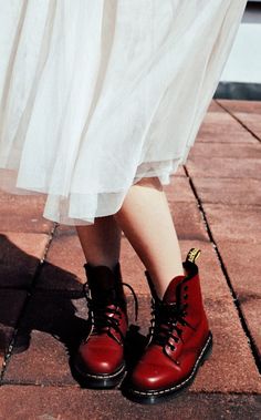 Red martins <3 Dr Martens Fashion, Doctor Martens, Red Doc Martens, Style Dr Martens, Pretty Punk, Ellie Saab, Poses References